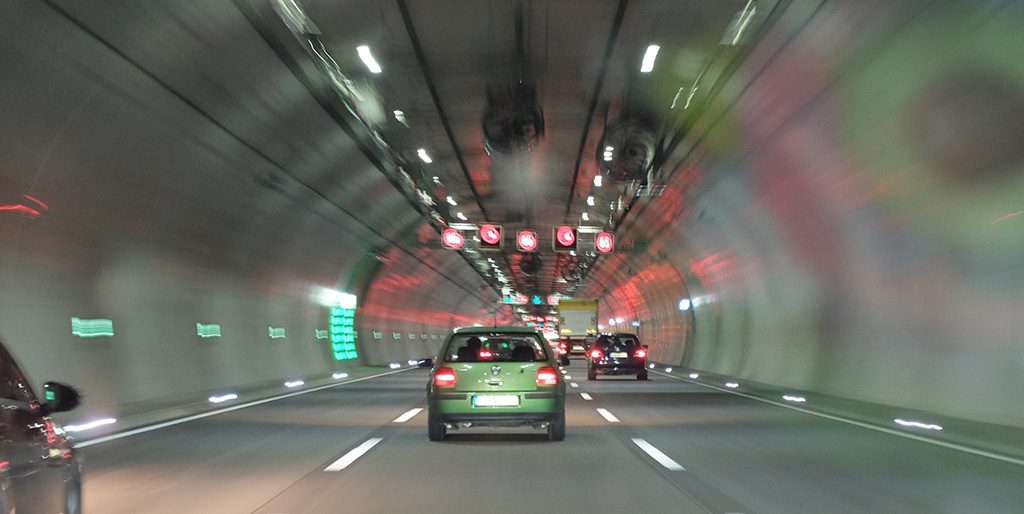 Ein Auto fährt in einem Tunnel - ein Synonym für ein Leben, das ich vorspulen möchte.