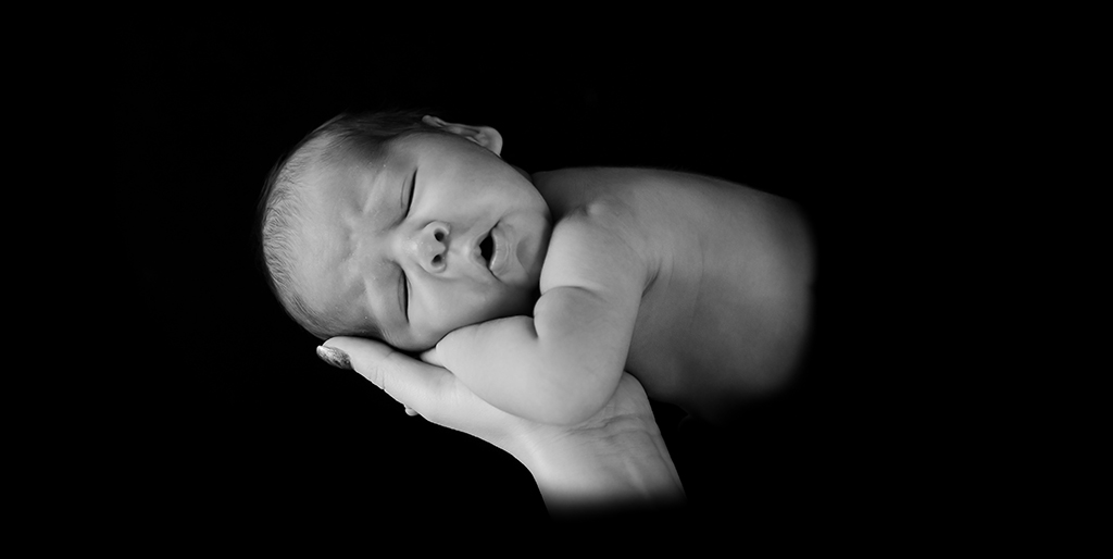 Das Schwarzweiß Bild eines Neugeborenen ist zu sehen als Erinnerung, dass niemand nutzlos ist.
