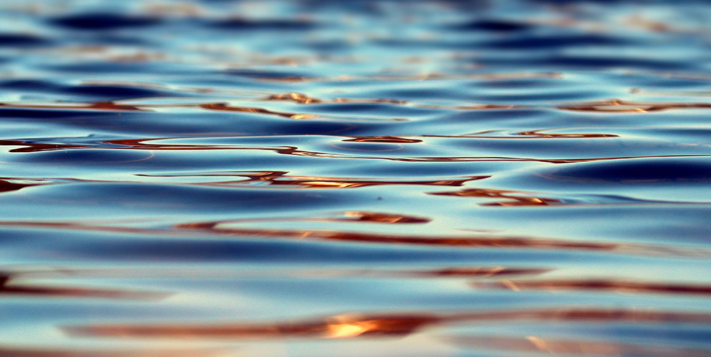 Auf sanften Wellen eines Sees spiegelt sich das Abendlicht - so wie unsere Gedanken nicht leicht zu durchschauen sind.